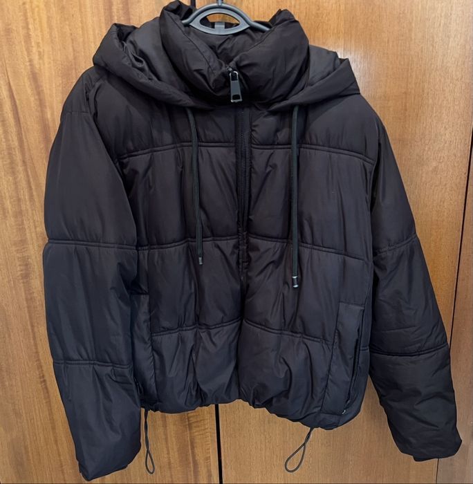 Продавам запазено дамско черно яке с качулка!