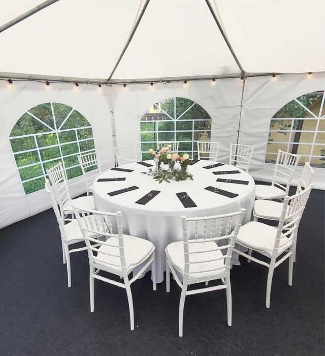 Scaune pentru evenimente de inchiriat (albe Chiavari si maro Crossback)