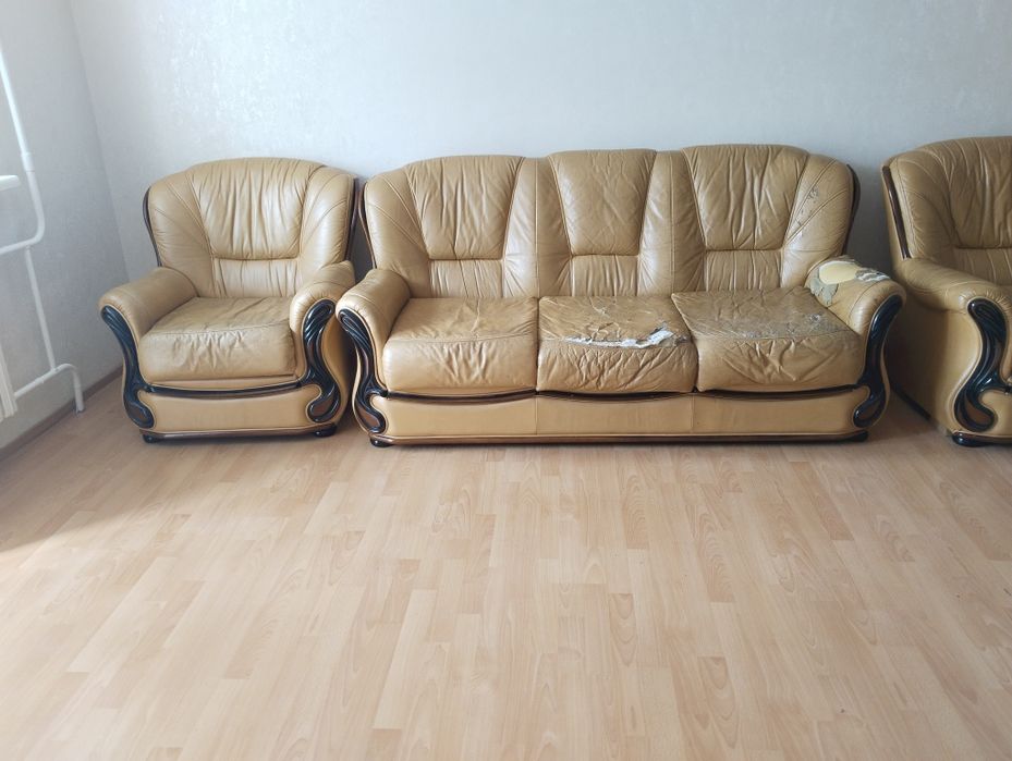 Диван с двумя креслами