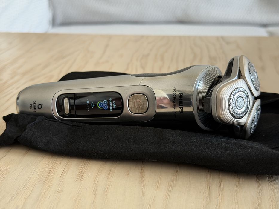 Електрическа самобръсначка Philips i9000 (XP9404/46)