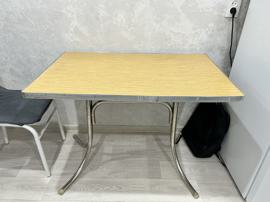 Продам стол обеденный