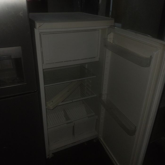 Холодильник сотилади свияга