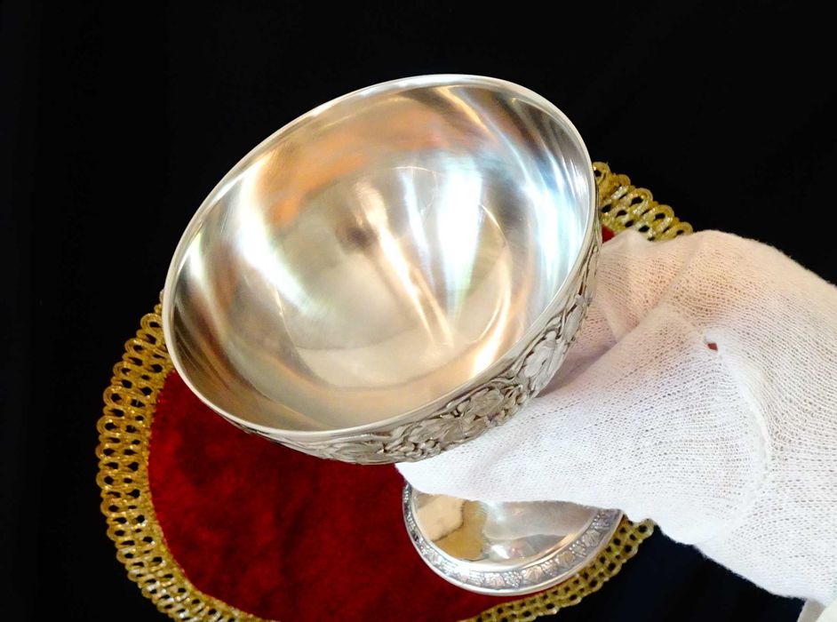 Посребрена медна чаша за вино,бокал,лози,грозде.