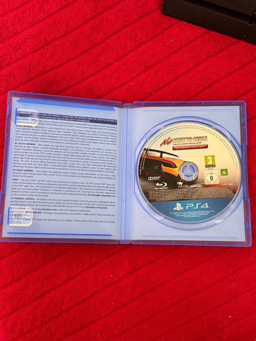 PlayStation 4 + 2 Конзоли + 3 игри.