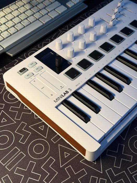 Продается MIDI-клавиатура Arturia Minilab 3