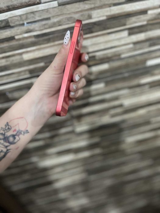 iPhone 12 цвят червен