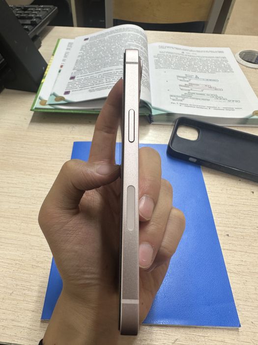 Продам Айфон 13