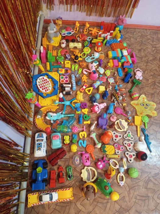 Продаются игрушки.