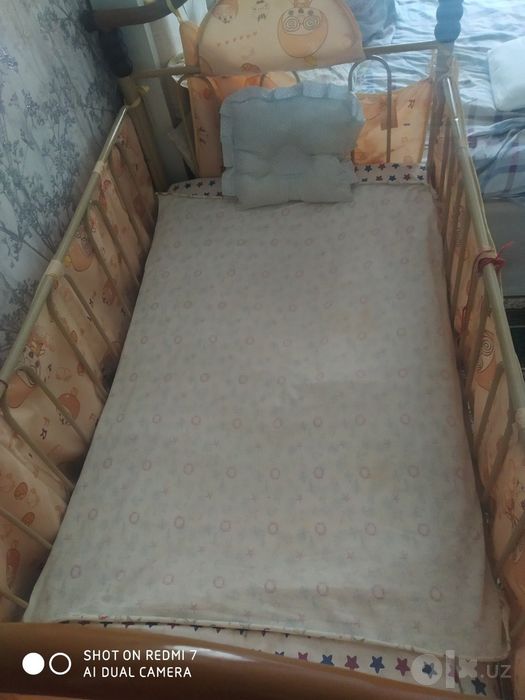 Детская кроватка с матрасом и подушкой