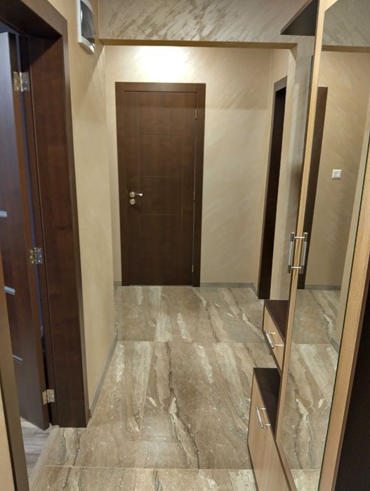 Продава луксозен тристаен апартамент