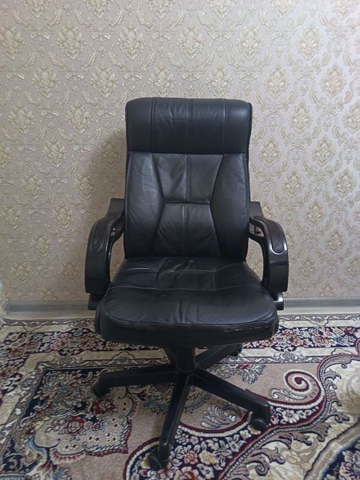 Продам офисные  кресло BOSS б/у