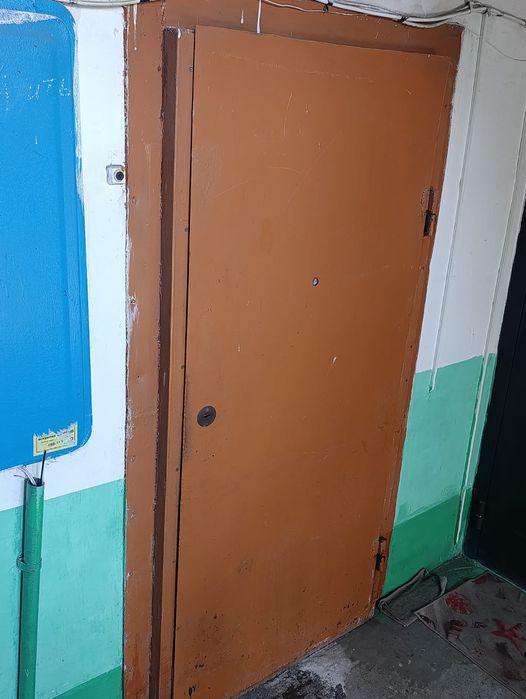Срочно. Продам железную дверь. Торг