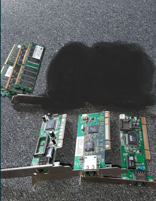 Modem PCI, tastatura, mouse, memorii DDR1, HDD