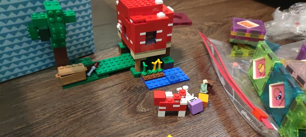 LEGO Minecraft 21179 Къщата на гъбите
Възраст: За деца над 8 години.
Б