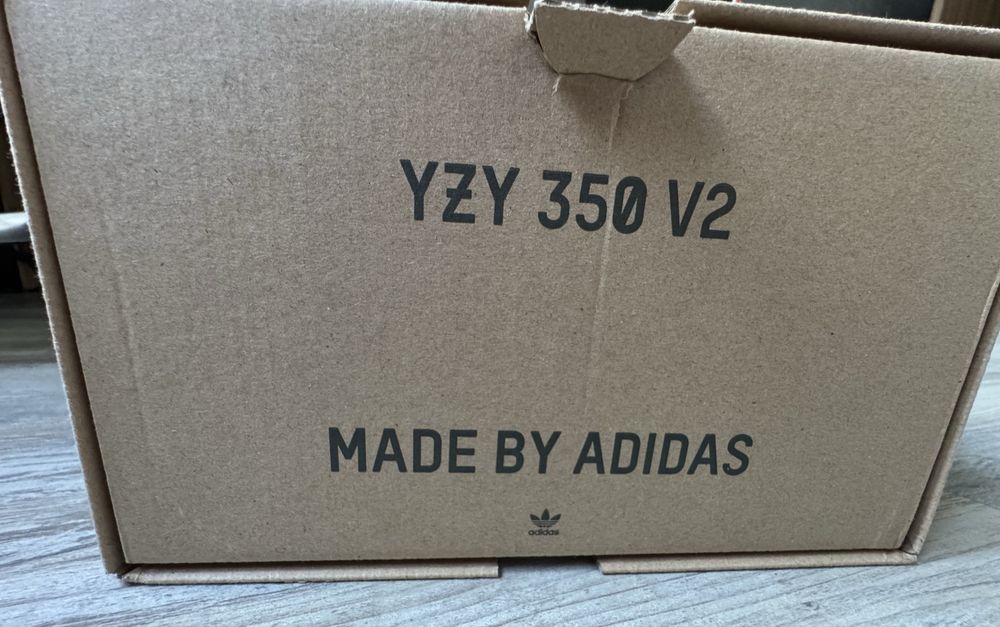 Продавам ADIDAS yeezy boost 350 V2