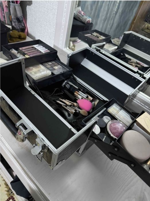 Кейс для косметики красный цвет