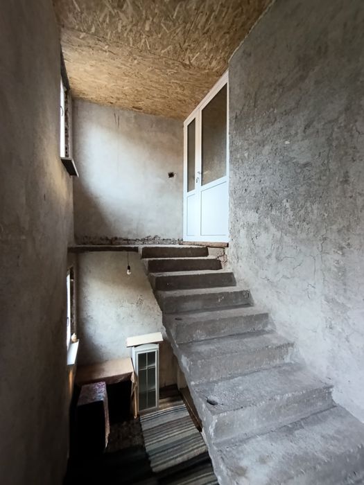 Просторна триетажна къща с голям двор в с. Дивотино, обл. Перник