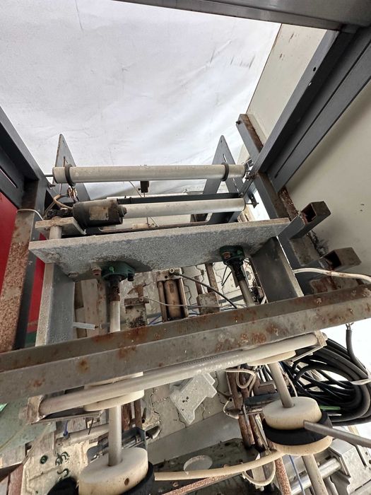 Пакетираща машина неработеща липсва й контолер и някои дребни части, за да заработи