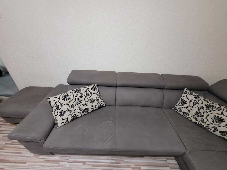 Coltar de vanzare+o masa din sticla