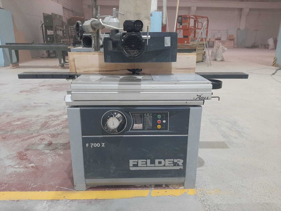 Masina de frezat cu ax inclinabil si avans mecanic