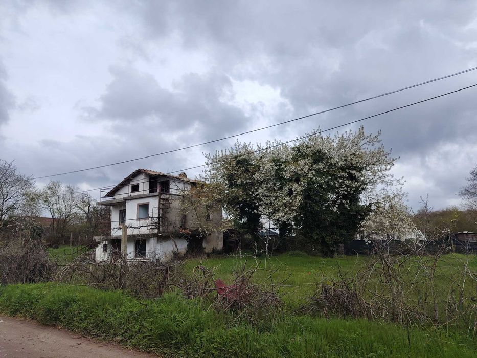 Продавам парцел с вила