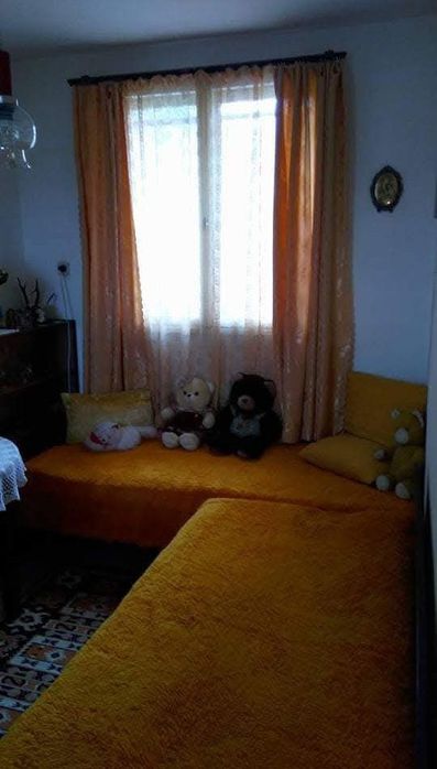 Продавам масивна триетажна къща в гр.Трявна