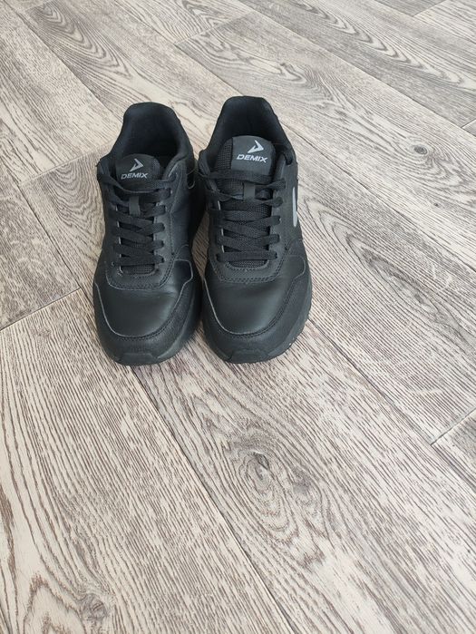 Продам кроссовки на мальчика