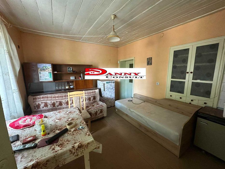 Двуетажна къща с двор и кладенец в с. Караисен