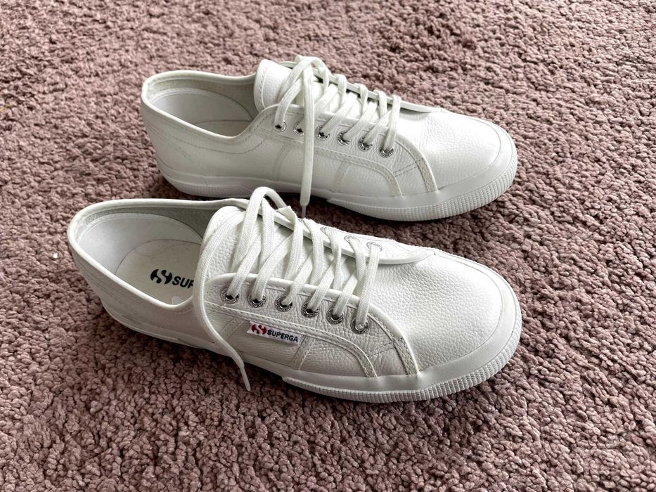 Бели дамски маратонки Superga номер 42