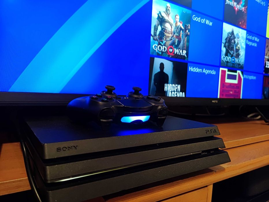 Продавам перфектен Sony PlayStation 4 PRO GOD OF WAR Limited Edition ПС4 ПРО с МНОГО ИГРИ PS4 Uncharted, Crash Bandicoot, The Last of Us, Hades, Princ