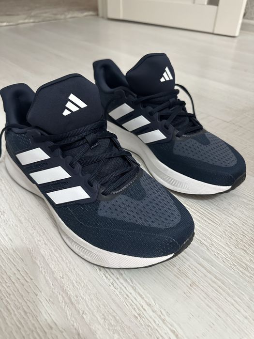 Продам новые кроссы Адидас оригинал.