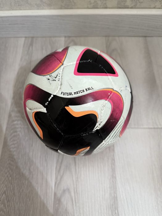 Футбольный мяч для игр.