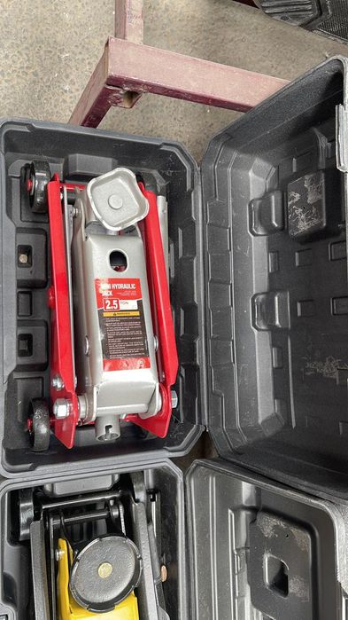 Домкраты разные от 2 тонн до 50тонн  для шиномонтажа