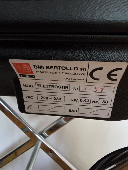 Маса за гладене комплект с ютия плюс екстри към масата.