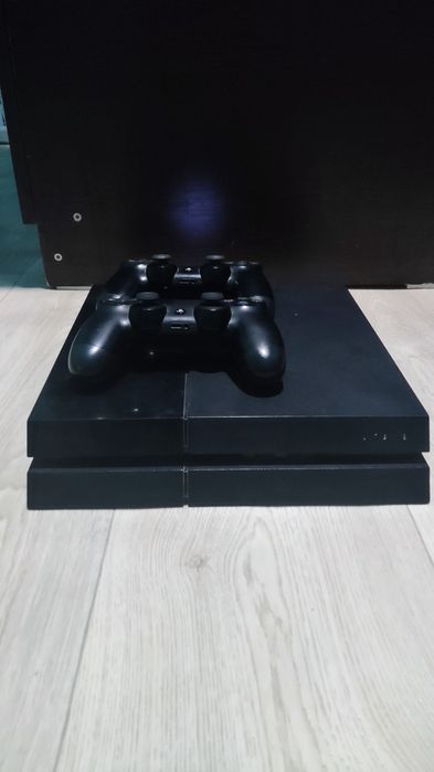 Продам PS4 Fat + 2 геймпада (9.0 прошивка)