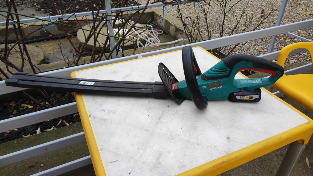 Foarfeca gard viu benzina Atika HB 60 N si Bosch AHS 55-20 LI