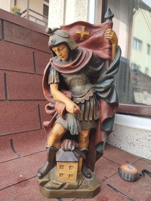 Vând statuie sculptata manual in lemn Sfântul Florian protectorul pompierilor