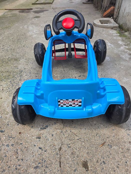 Детска кола с педали