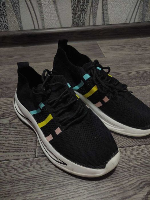 Продам классные кроссовки на девочку 12-15 лет. Размер 37.