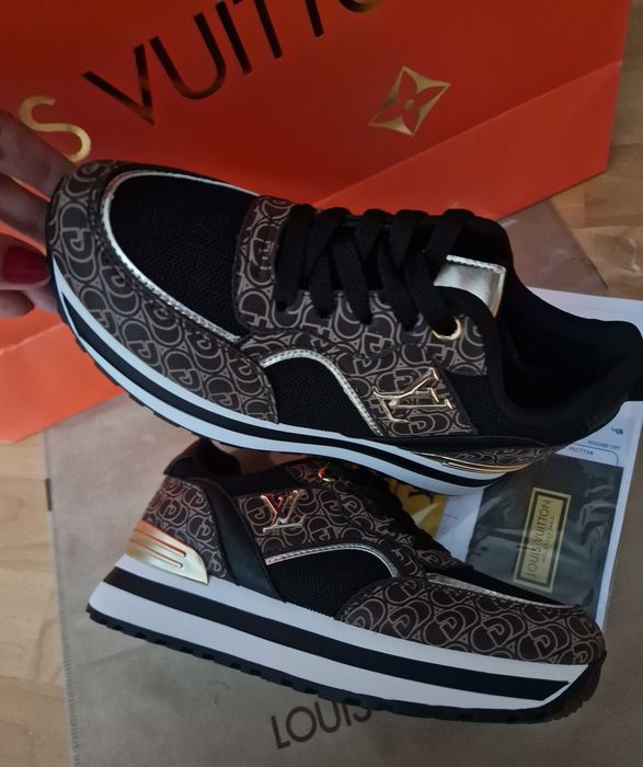 Adidasi Louis Vuitton, logo metalic auriu, saculet, etichetă
