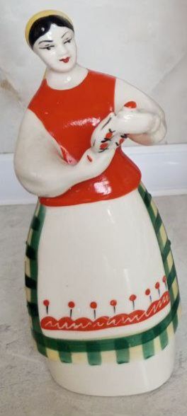 Варфоровые статуэтка "Девушка с Куманцом".