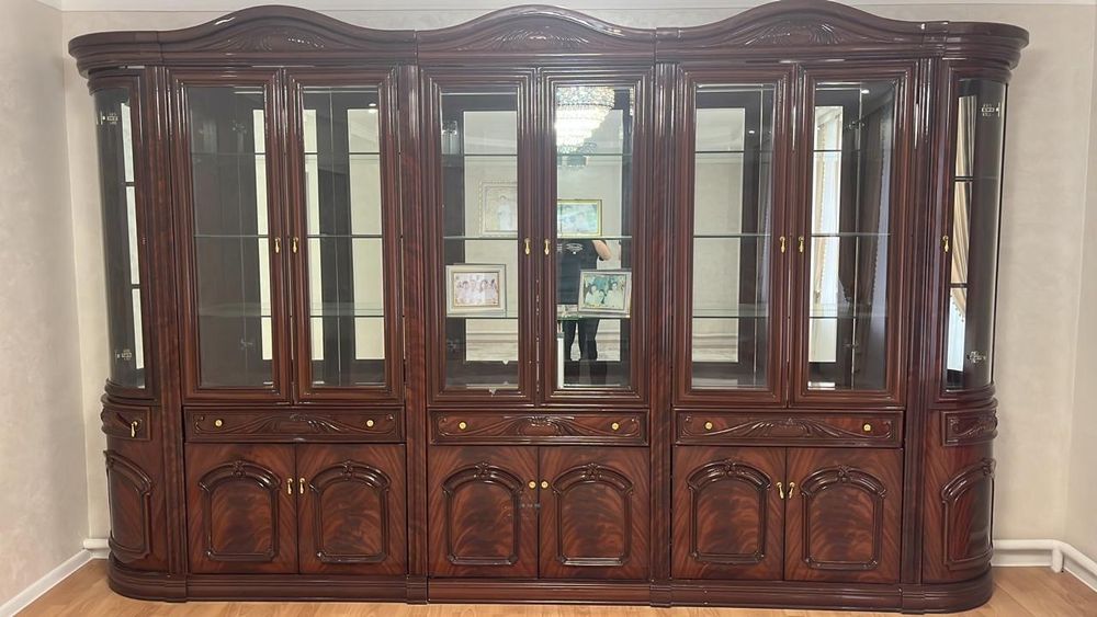 Продам шкаф-витрину стенка