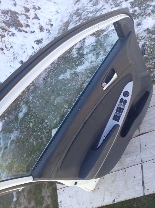 Продам дверь на Хюндай акцент