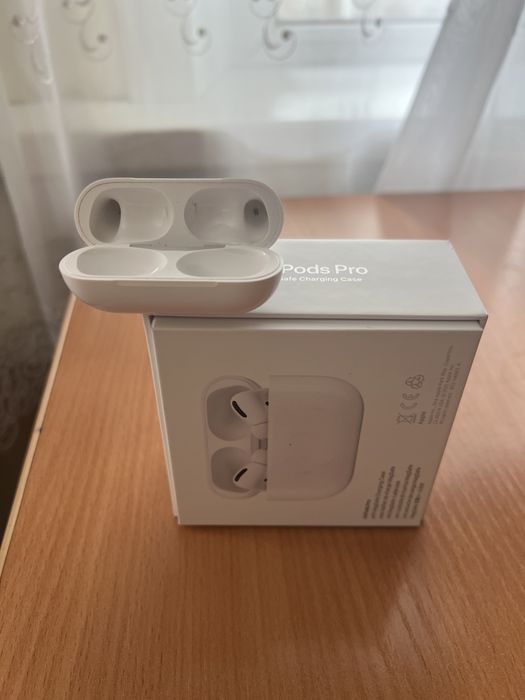 Зарядный кейс  для наушников.