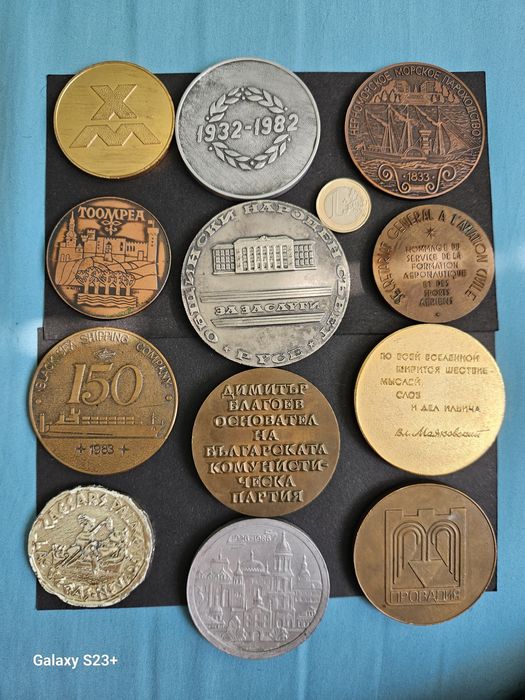 Продавам различни възпоменателни плакети.Цена от 20 до 30 евро за брой