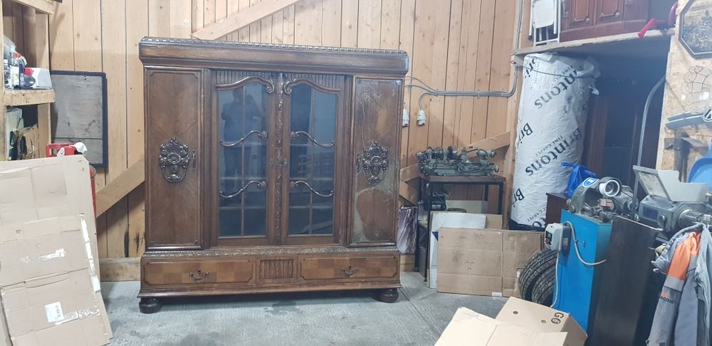 Vitrina antica sculptata