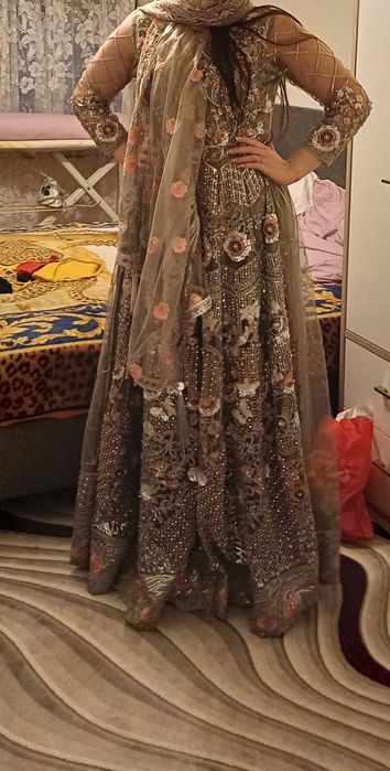 Официална рокля с бродерия