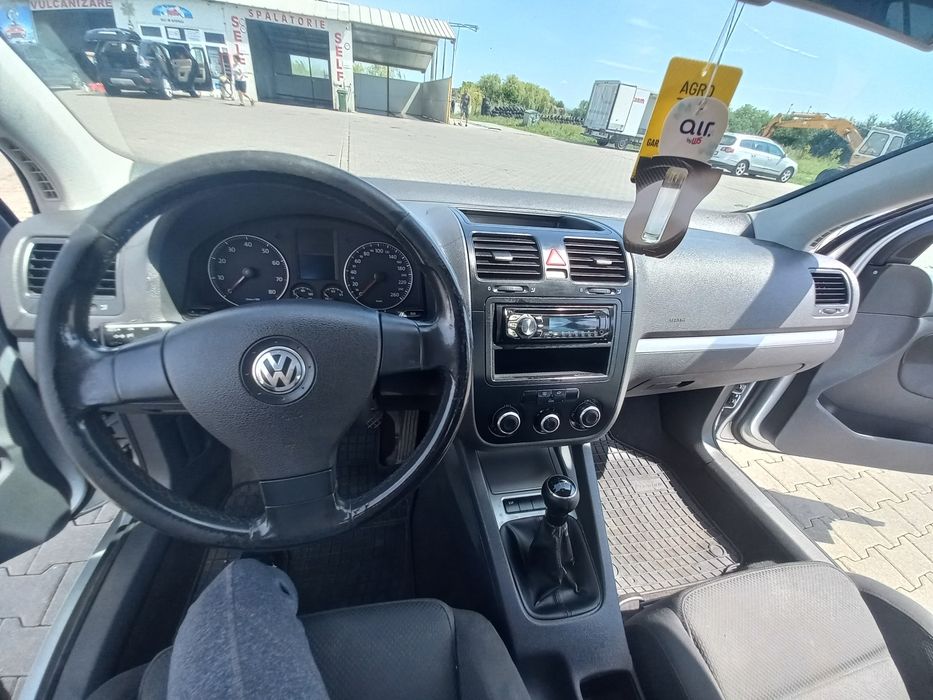 Vând golf 5 cu motor defect