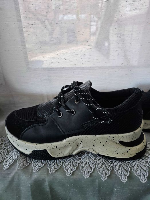 Ботуши и обувки.