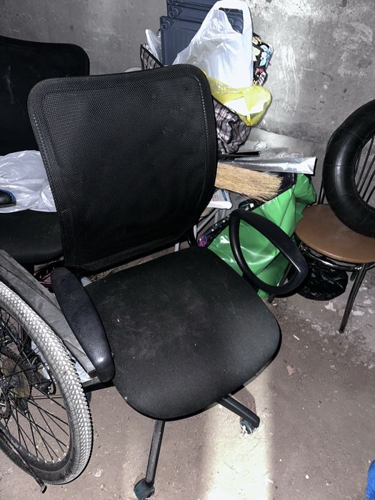 Продам стулья на колесиках